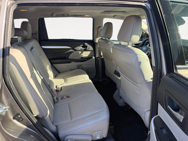 Photo of 2017 Predawn Gray Mica Toyota Highlander Hybrid