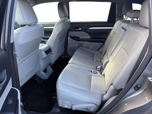 Photo of 2017 Predawn Gray Mica Toyota Highlander Hybrid
