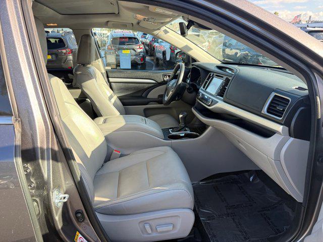 Photo of 2017 Predawn Gray Mica Toyota Highlander Hybrid
