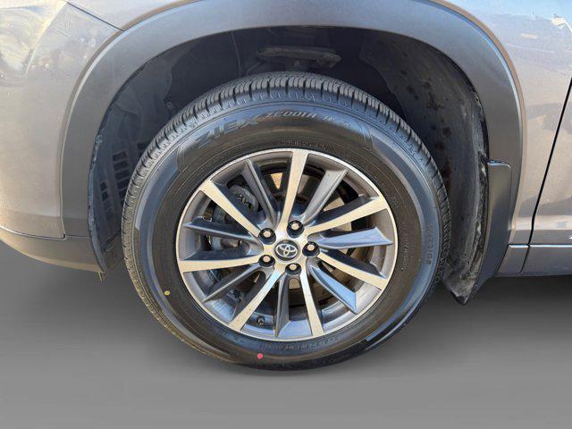 Photo of 2017 Predawn Gray Mica Toyota Highlander Hybrid
