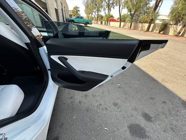 Photo of 2020 White Tesla Model 3