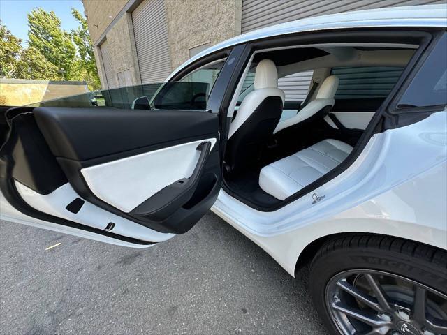 Photo of 2020 White Tesla Model 3