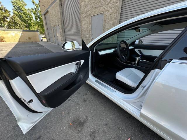 Photo of 2020 White Tesla Model 3