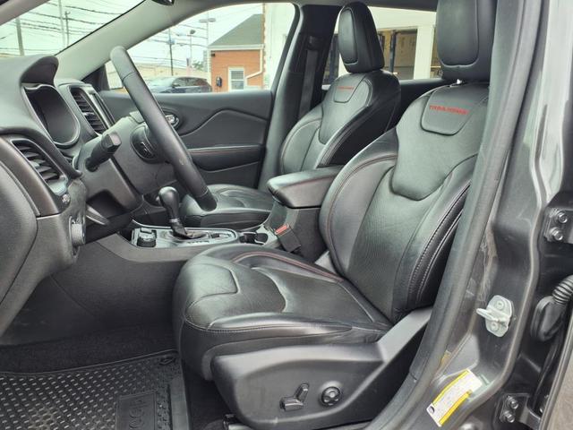 Photo of 2019 Granite Crystal Clearcoat Metallic Jeep Cherokee