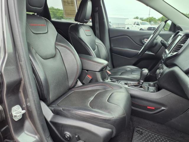 Photo of 2019 Granite Crystal Clearcoat Metallic Jeep Cherokee