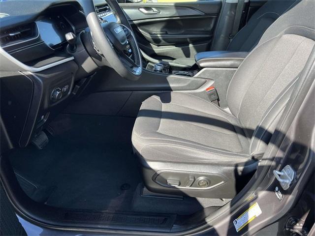 Photo of 2023 Metallic Jeep Grand Cherokee L