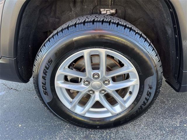 Photo of 2023 Metallic Jeep Grand Cherokee L