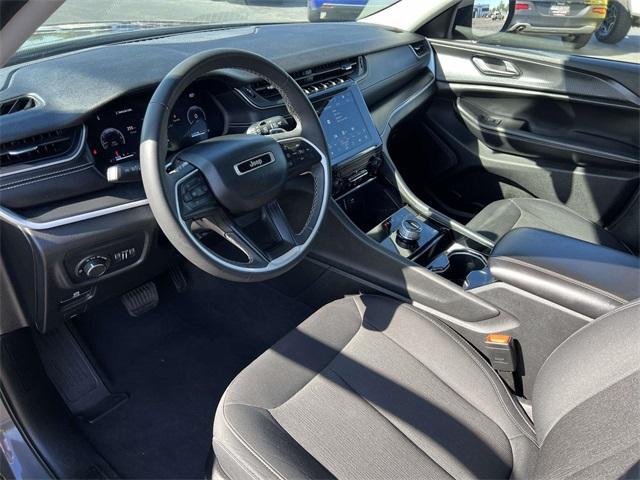 Photo of 2023 Metallic Jeep Grand Cherokee L