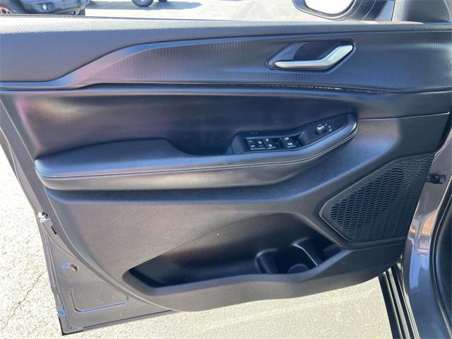 Photo of 2023 Metallic Jeep Grand Cherokee L