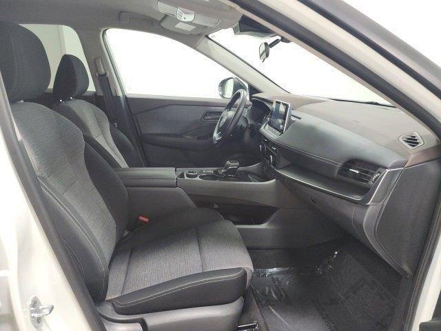 Photo of 2022 Glacier White Nissan Rogue