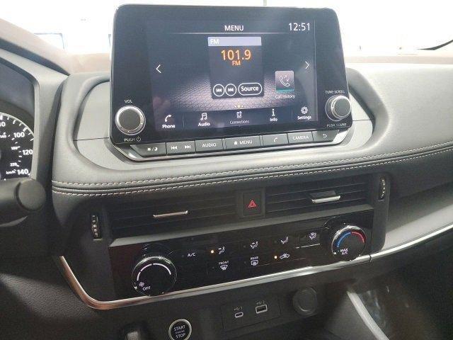 Photo of 2022 Glacier White Nissan Rogue