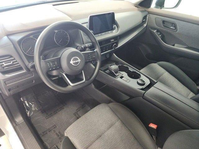Photo of 2022 Glacier White Nissan Rogue
