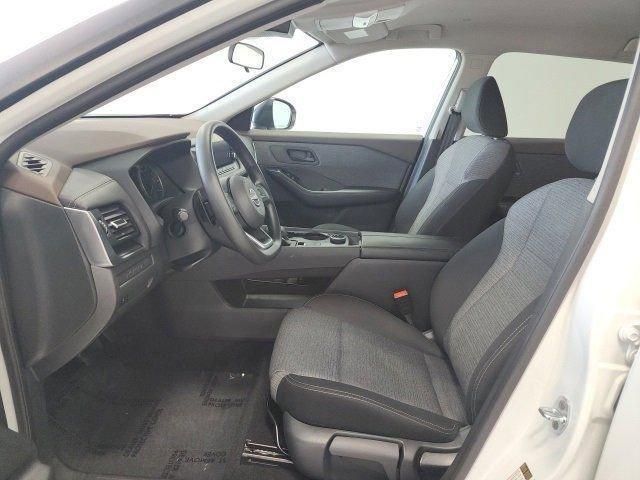 Photo of 2022 Glacier White Nissan Rogue