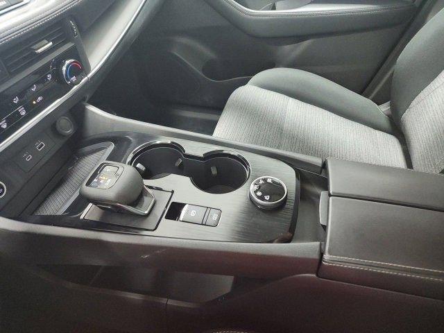Photo of 2022 Glacier White Nissan Rogue