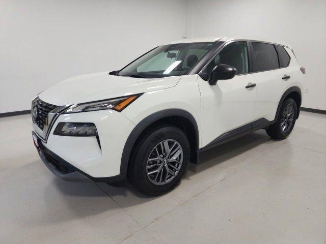 Photo of 2022 Glacier White Nissan Rogue