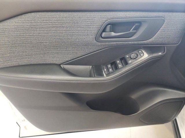 Photo of 2022 Glacier White Nissan Rogue
