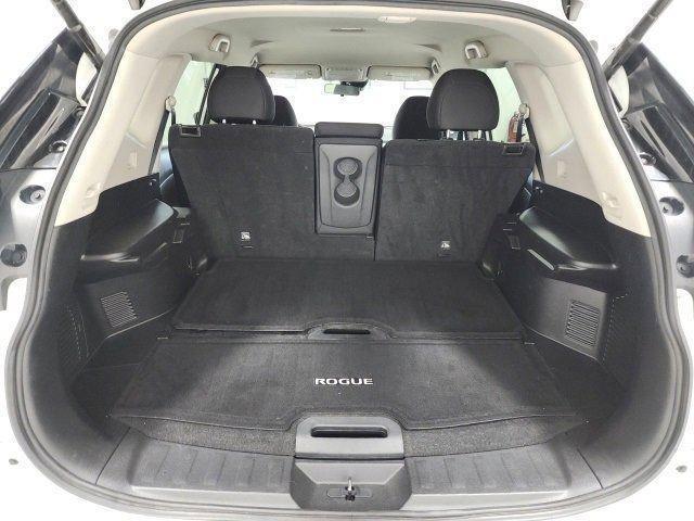 Photo of 2019 Glacier White Nissan Rogue