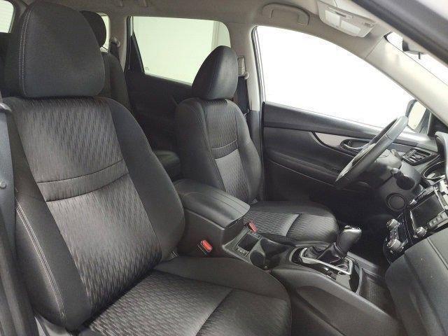 Photo of 2019 Glacier White Nissan Rogue