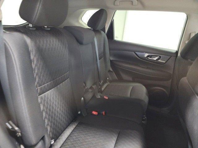Photo of 2019 Glacier White Nissan Rogue