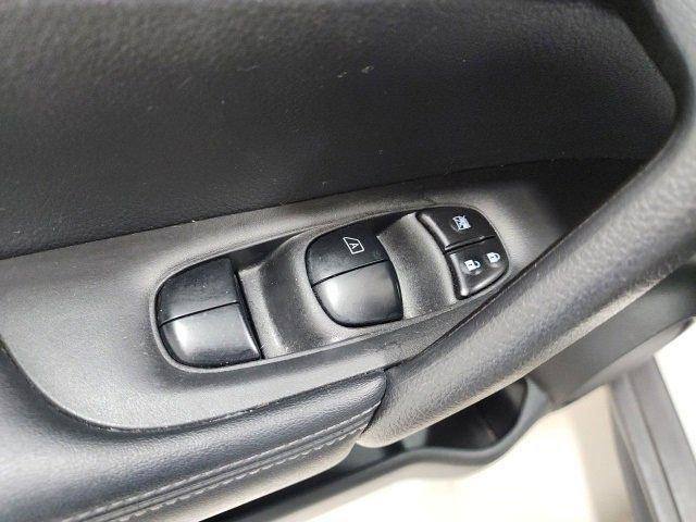 Photo of 2019 Glacier White Nissan Rogue