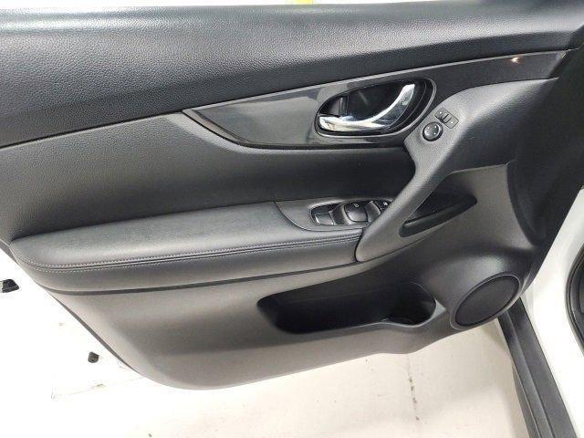 Photo of 2019 Glacier White Nissan Rogue