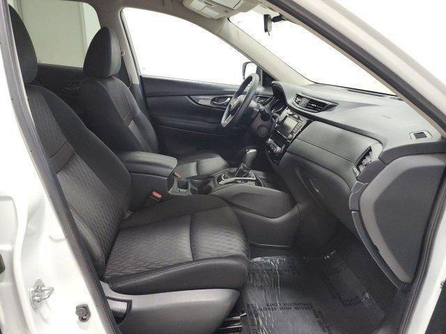 Photo of 2019 Glacier White Nissan Rogue