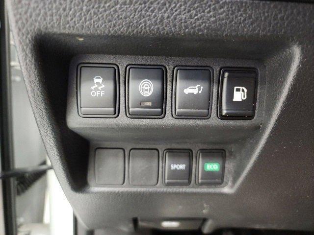Photo of 2019 Glacier White Nissan Rogue