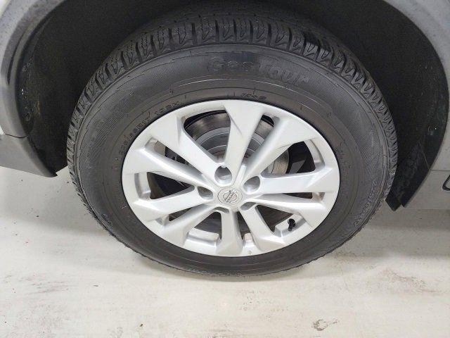 Photo of 2019 Glacier White Nissan Rogue