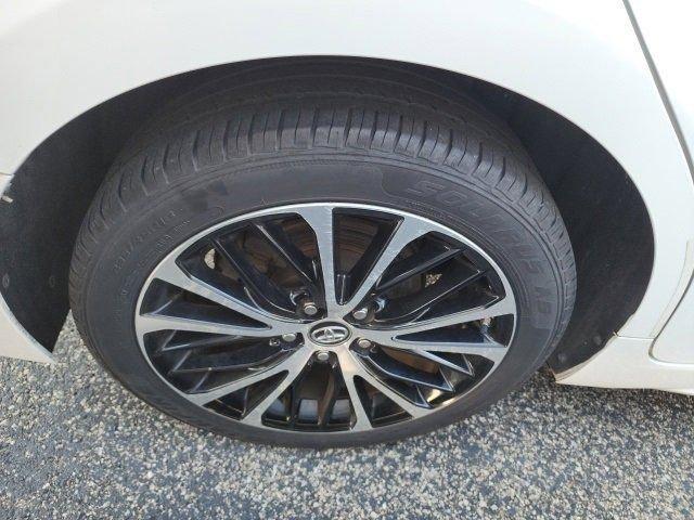 Photo of 2019 Super White Toyota Camry