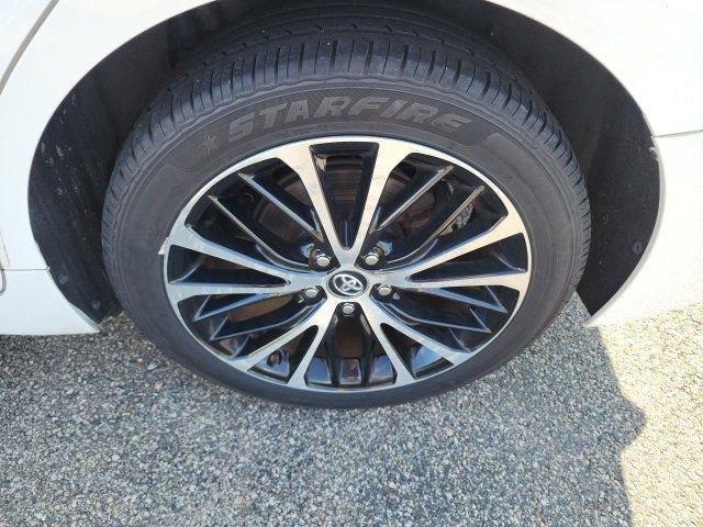 Photo of 2019 Super White Toyota Camry