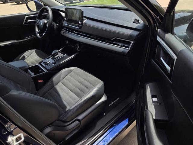 Photo of 2022 Blue Mitsubishi Outlander