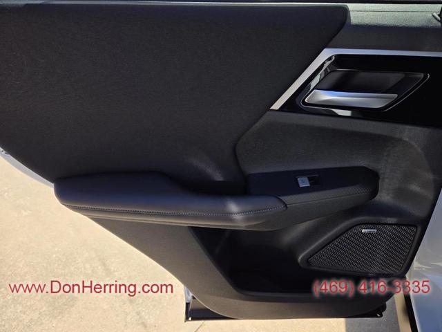 Photo of 2025 White Diamond Mitsubishi Outlander