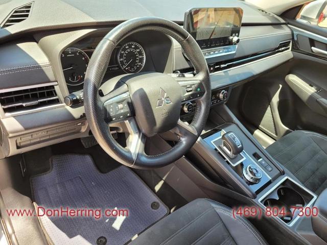 Photo of 2022 Silver Mitsubishi Outlander