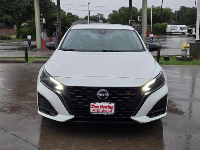 Photo of 2023 Glacier White Nissan Altima