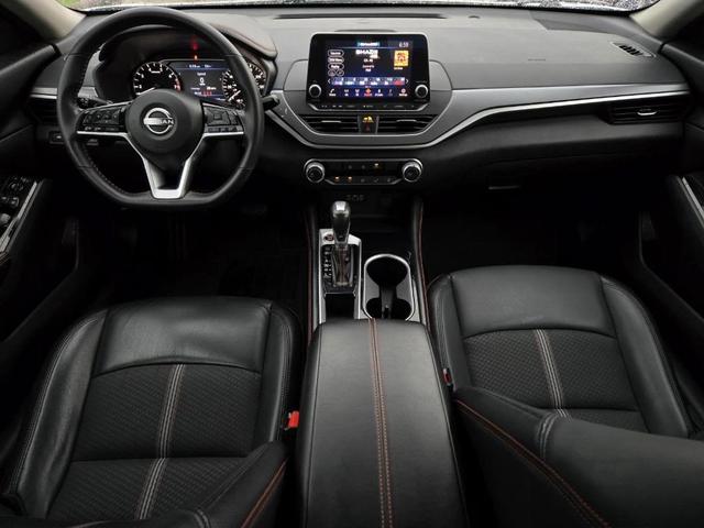 Photo of 2023 Glacier White Nissan Altima
