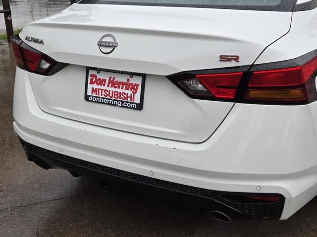 Photo of 2023 Glacier White Nissan Altima