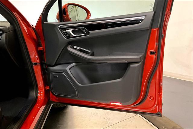 Photo of 2025 Papaya Metallic Porsche Macan
