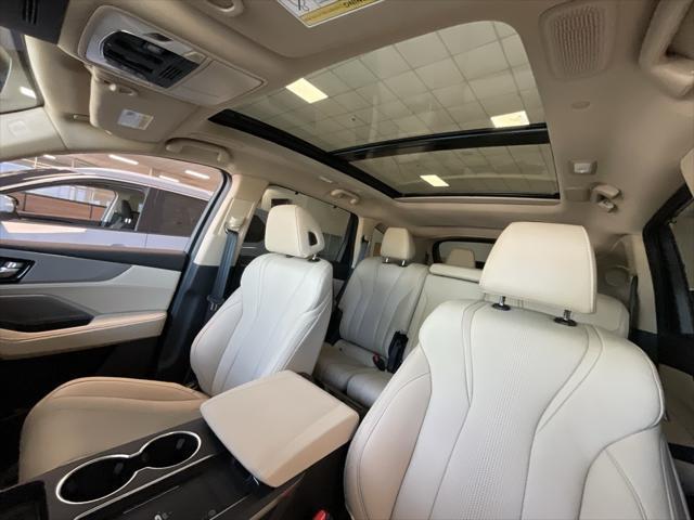 Photo of 2025 Platinum White Pearl Acura MDX