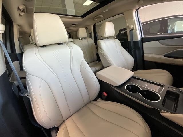 Photo of 2025 Platinum White Pearl Acura MDX