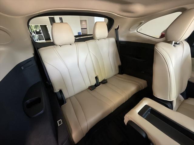 Photo of 2025 Platinum White Pearl Acura MDX