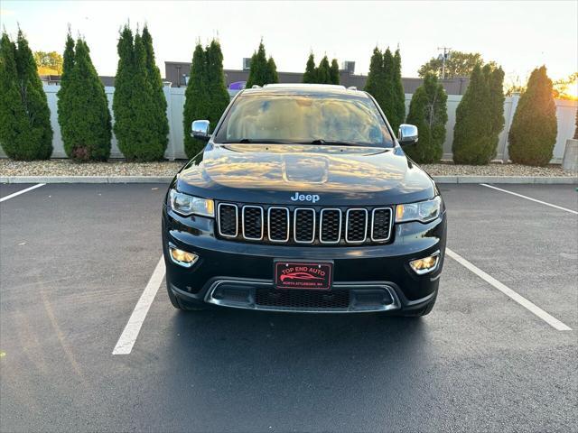 Photo of 2018 Diamond Black Crystal Pearlcoat Jeep Grand Cherokee