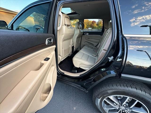 Photo of 2018 Diamond Black Crystal Pearlcoat Jeep Grand Cherokee