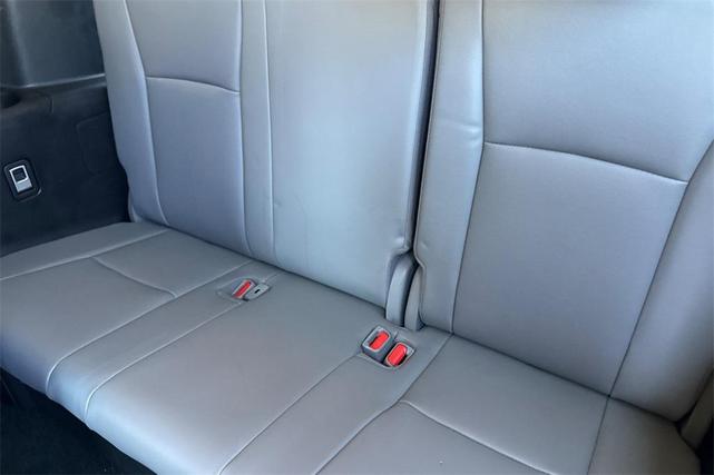 Photo of 2023 White Toyota Highlander Hybrid