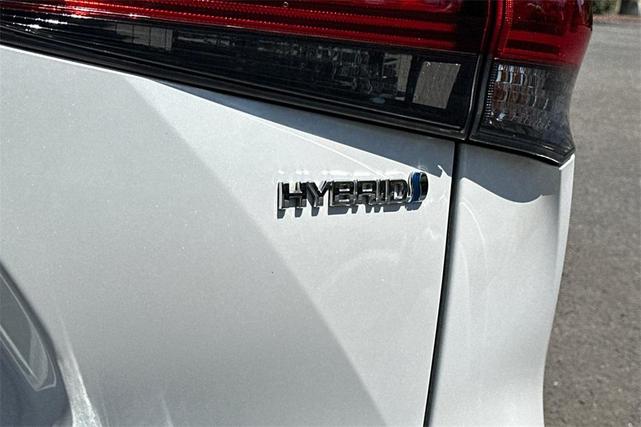 Photo of 2023 White Toyota Highlander Hybrid