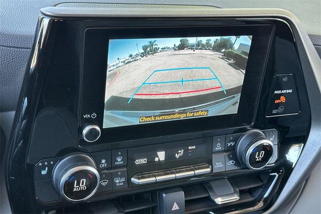 Photo of 2023 White Toyota Highlander Hybrid
