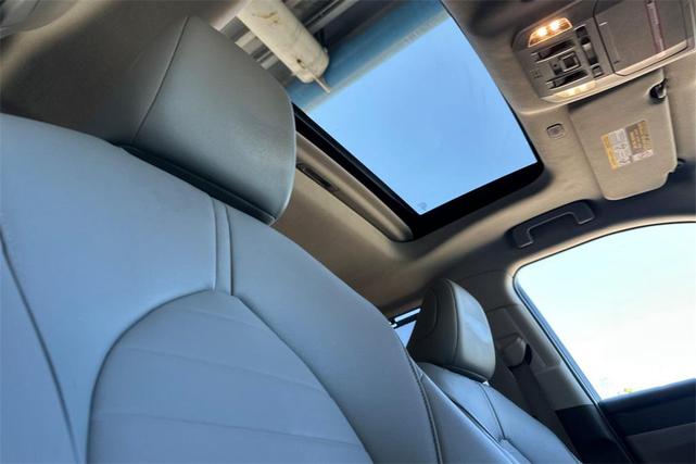 Photo of 2023 White Toyota Highlander Hybrid