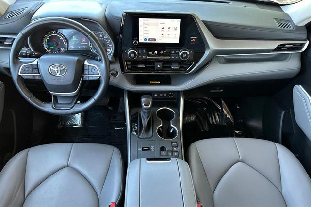Photo of 2023 White Toyota Highlander Hybrid