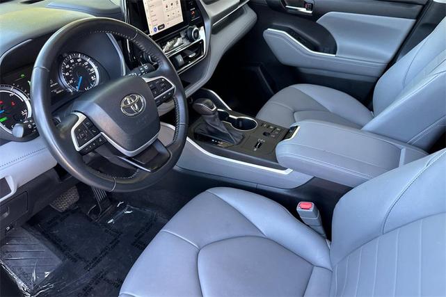 Photo of 2023 White Toyota Highlander Hybrid