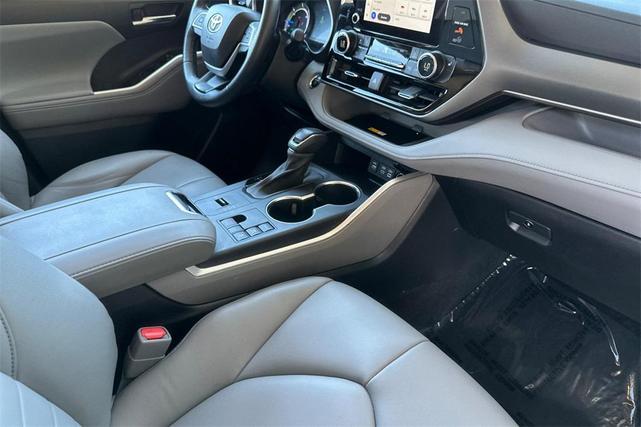 Photo of 2023 White Toyota Highlander Hybrid