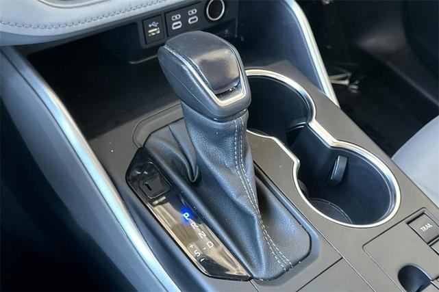 Photo of 2023 White Toyota Highlander Hybrid